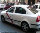 Tакси от Мадрида, белый с красной полосой на дверь и знак «ТАКСИ»